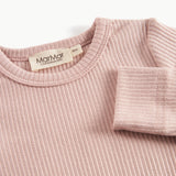 Nærbillede af ribstrikket materiale og hals på lyserød body til børn