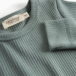 Grøn ribstrikket body med lange ærmer til baby