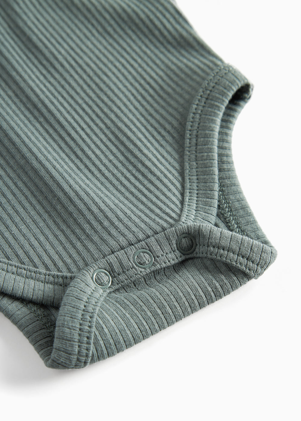 Grøn ribstrikket body med lange ærmer til baby