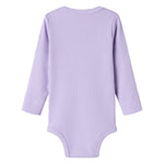 Lilla ribstrikket babybody med lange ærmer og knapper mellem benene