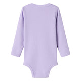 Lilla ribstrikket babybody med lange ærmer og knapper mellem benene