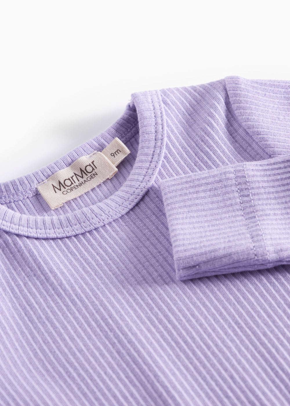 Lilla ribstrikket babybody med lange ærmer og knapper mellem benene