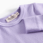 Lilla ribstrikket babybody med lange ærmer og knapper mellem benene