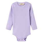 Lilla ribstrikket babybody med lange ærmer og knapper mellem benene