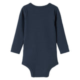 Blå ribstrikket babybody med lange ærmer og knapper mellem benene