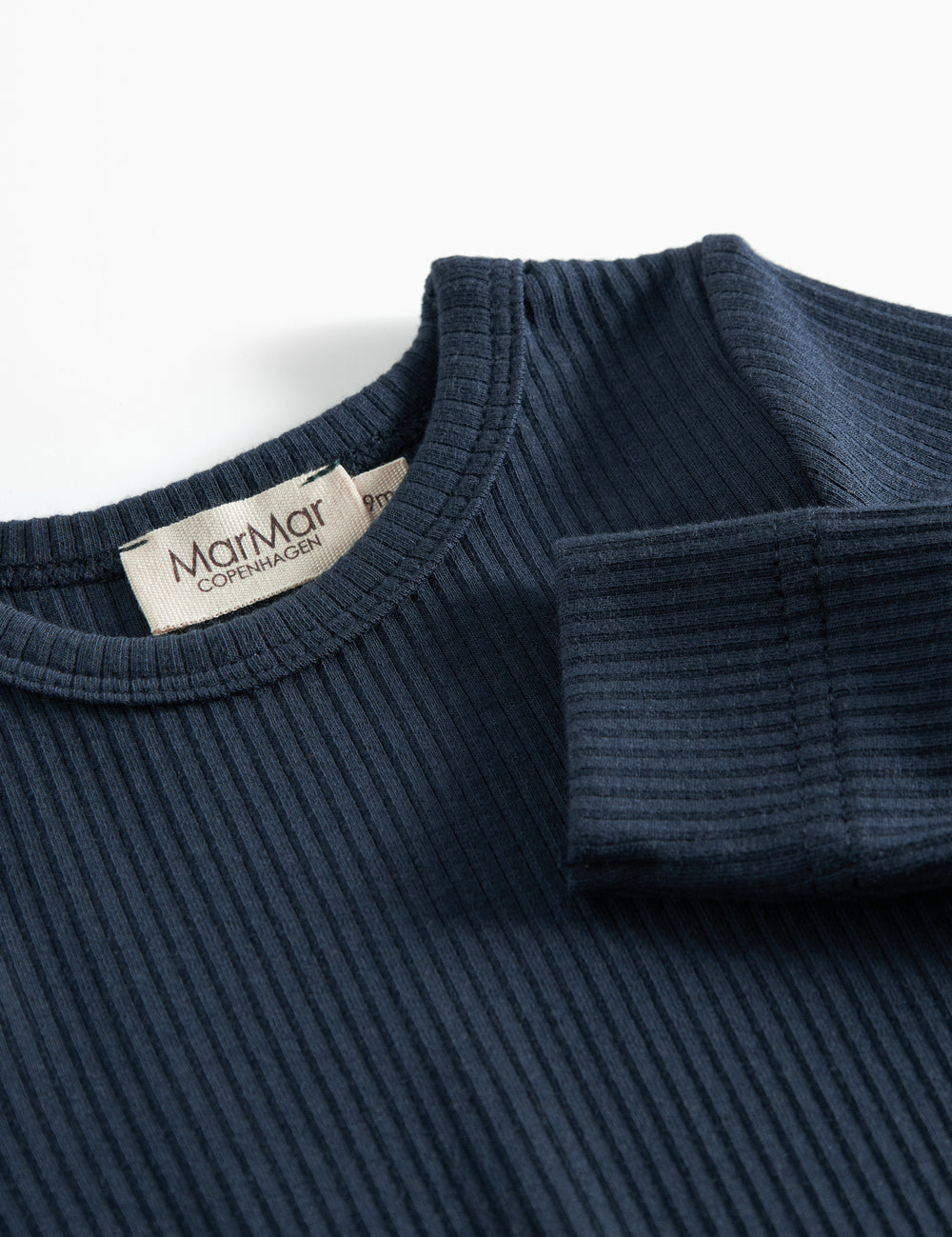 Blå ribstrikket babybody med lange ærmer og knapper mellem benene