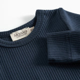 Blå ribstrikket babybody med lange ærmer og knapper mellem benene