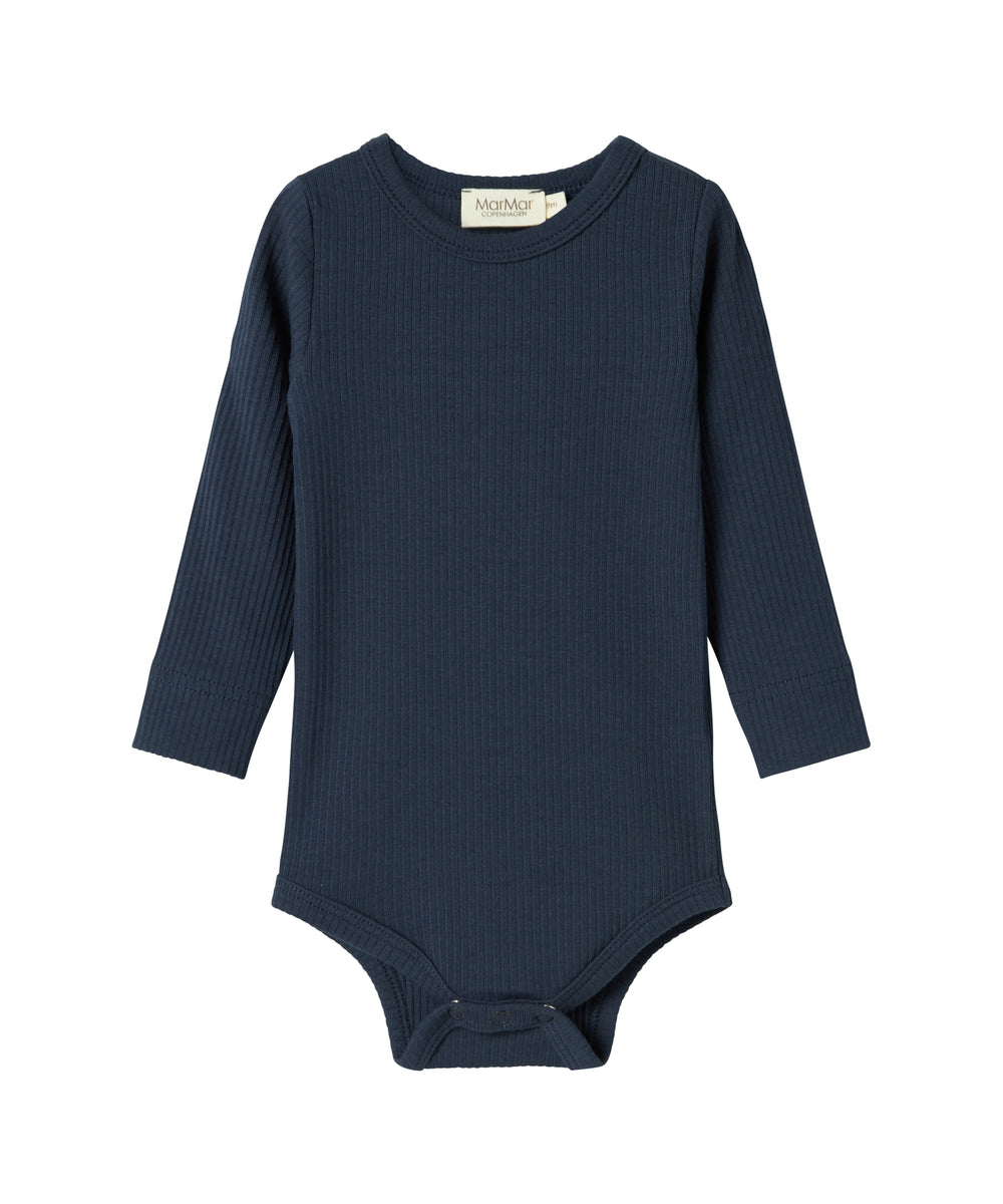 Blå ribstrikket babybody med lange ærmer og knapper mellem benene