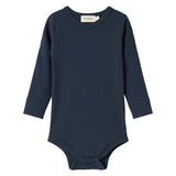 Blå ribstrikket babybody med lange ærmer og knapper mellem benene