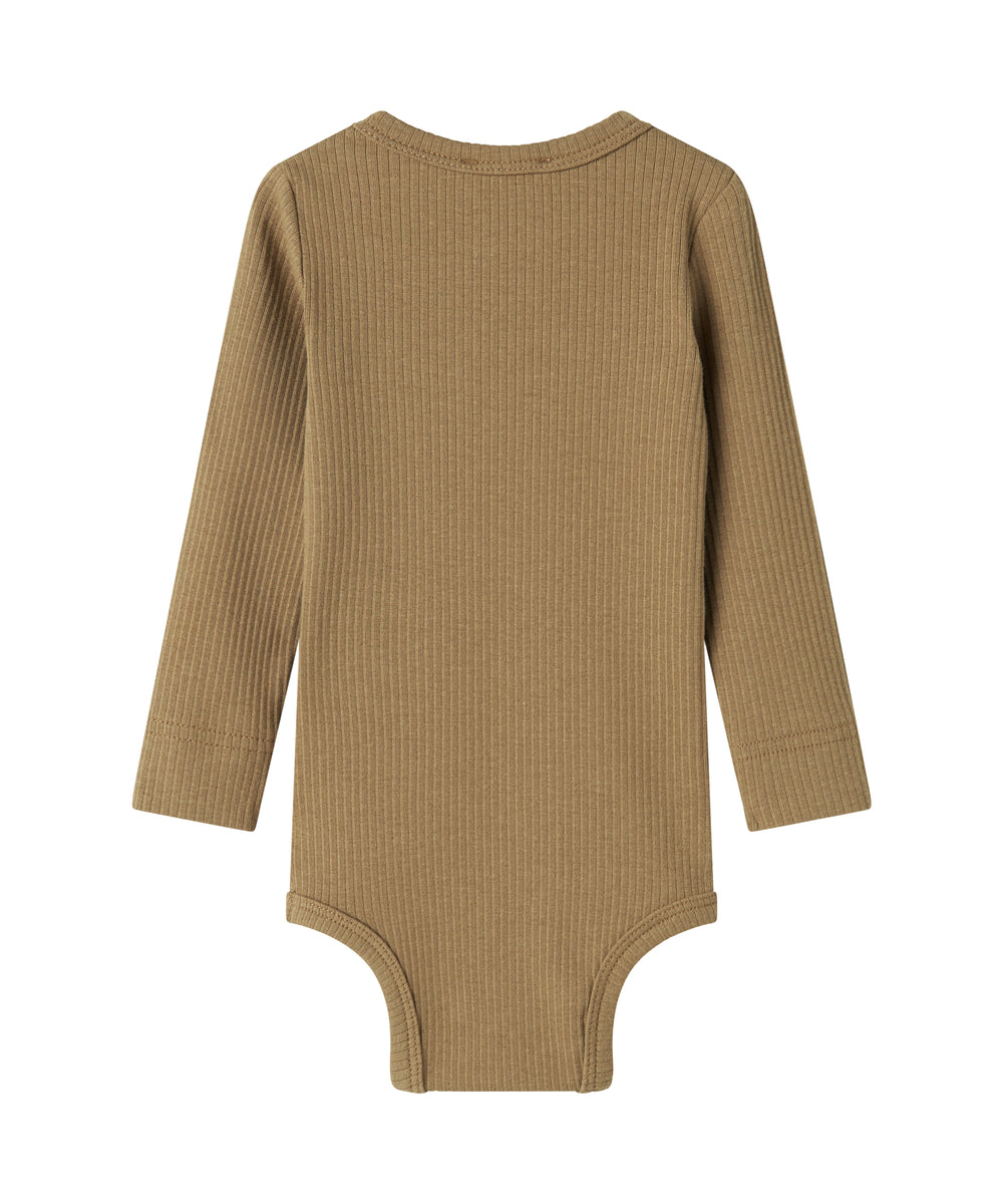 Brun ribstrikket babybody med lange ærmer og knapper mellem benene