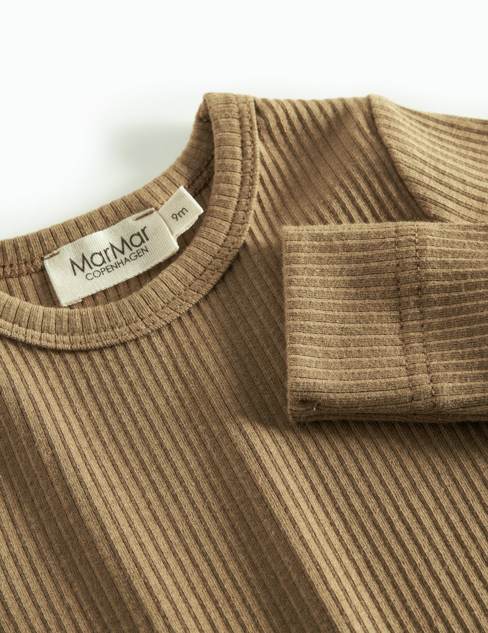 Brun ribstrikket babybody med lange ærmer og knapper mellem benene