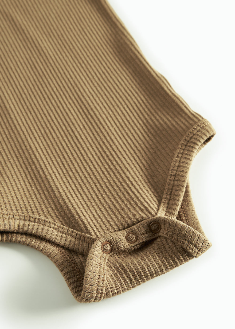 Brun ribstrikket babybody med lange ærmer og knapper mellem benene