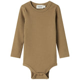 Brun ribstrikket babybody med lange ærmer og knapper mellem benene