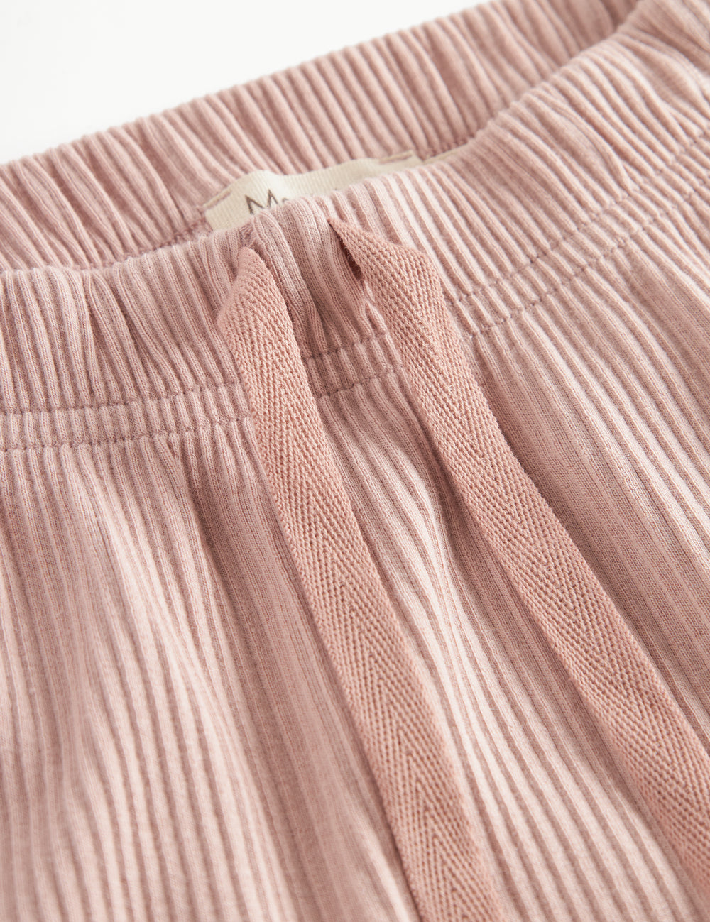 Lyserøde ribstrikkede babybukser med elastisk talje og snor