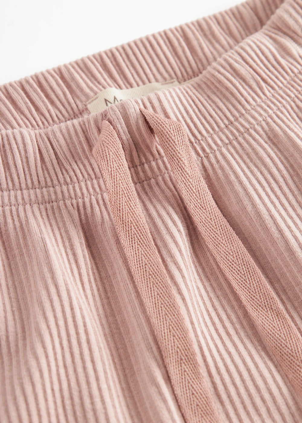 Lyserøde ribstrikkede babybukser med elastisk talje og snor