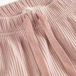 Lyserøde ribstrikkede babybukser med elastisk talje og snor