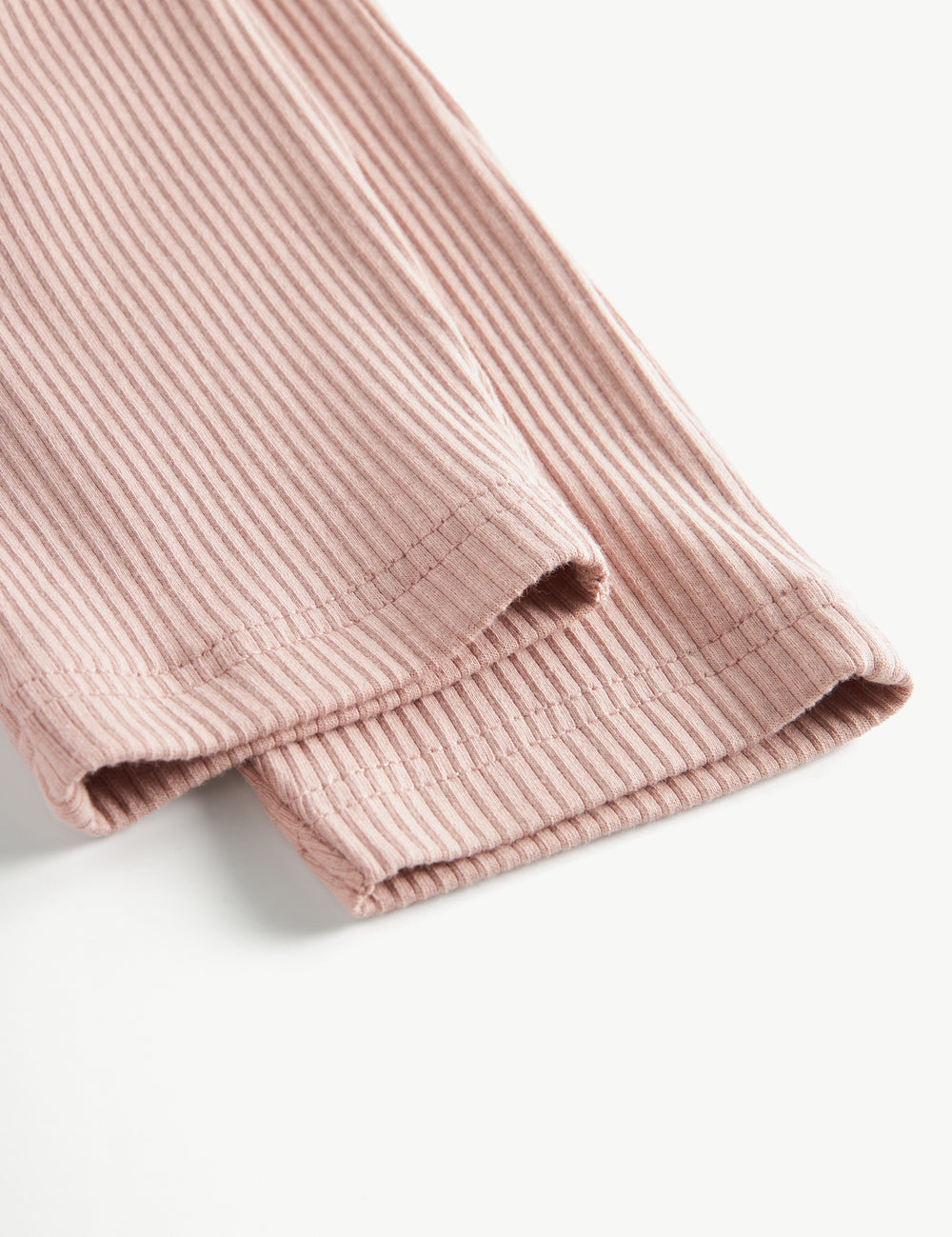 Lyserøde ribstrikkede babybukser med elastisk talje og snor