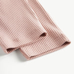 Lyserøde ribstrikkede babybukser med elastisk talje og snor