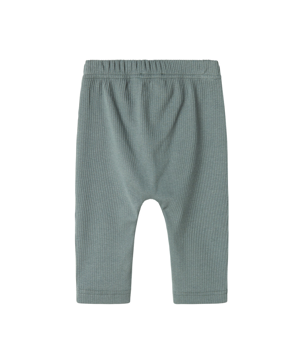 Grøne ribstrikkede babybukser med snøre i taljen