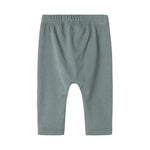 Grøne ribstrikkede babybukser med snøre i taljen