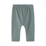 Grøne ribstrikkede babybukser med snøre i taljen