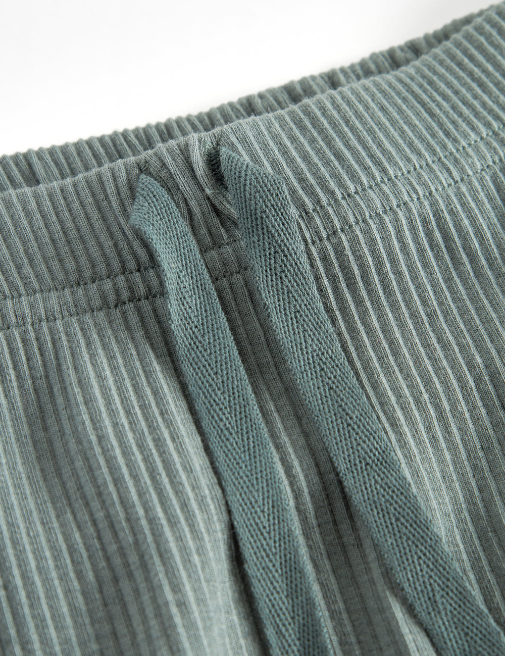 Grøne ribstrikkede babybukser med snøre i taljen