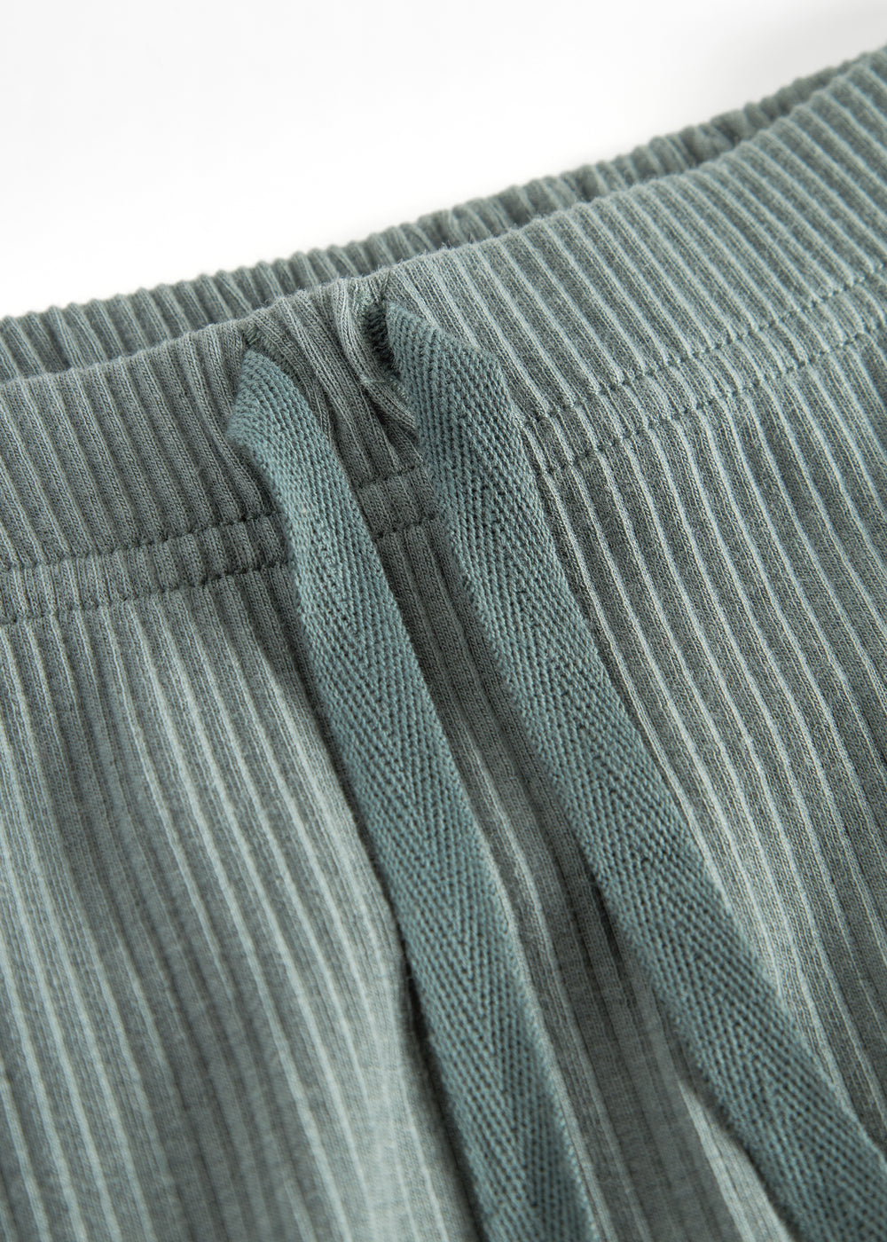 Grøne ribstrikkede babybukser med snøre i taljen