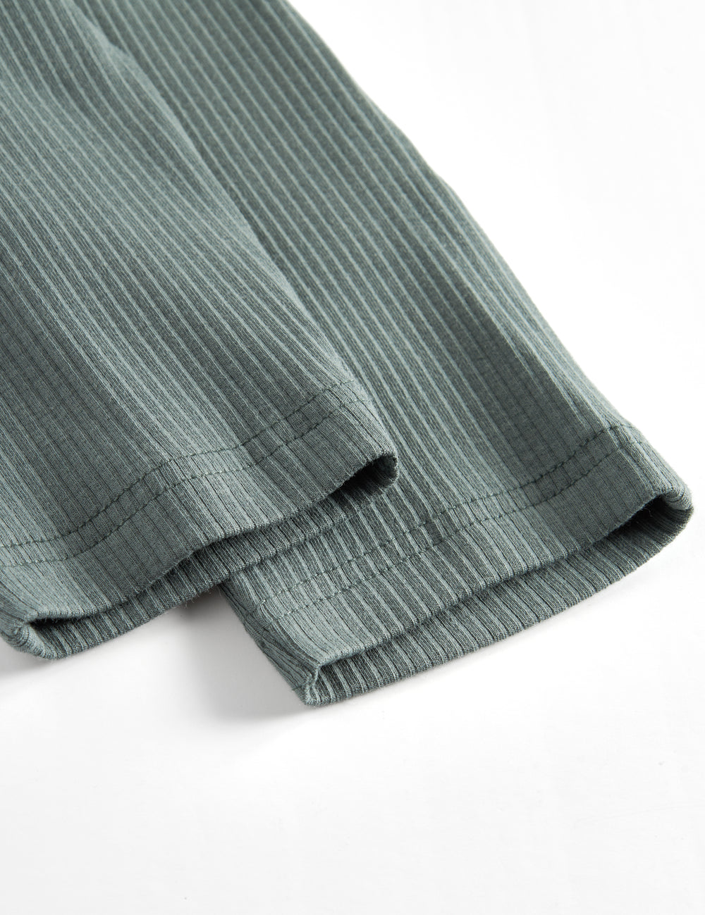 Grøne ribstrikkede babybukser med snøre i taljen