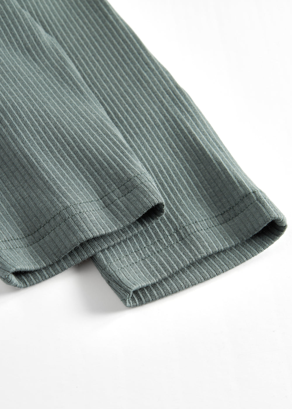 Grøne ribstrikkede babybukser med snøre i taljen