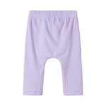 Lilla ribstrikkede babybukser med elastisk talje og snor