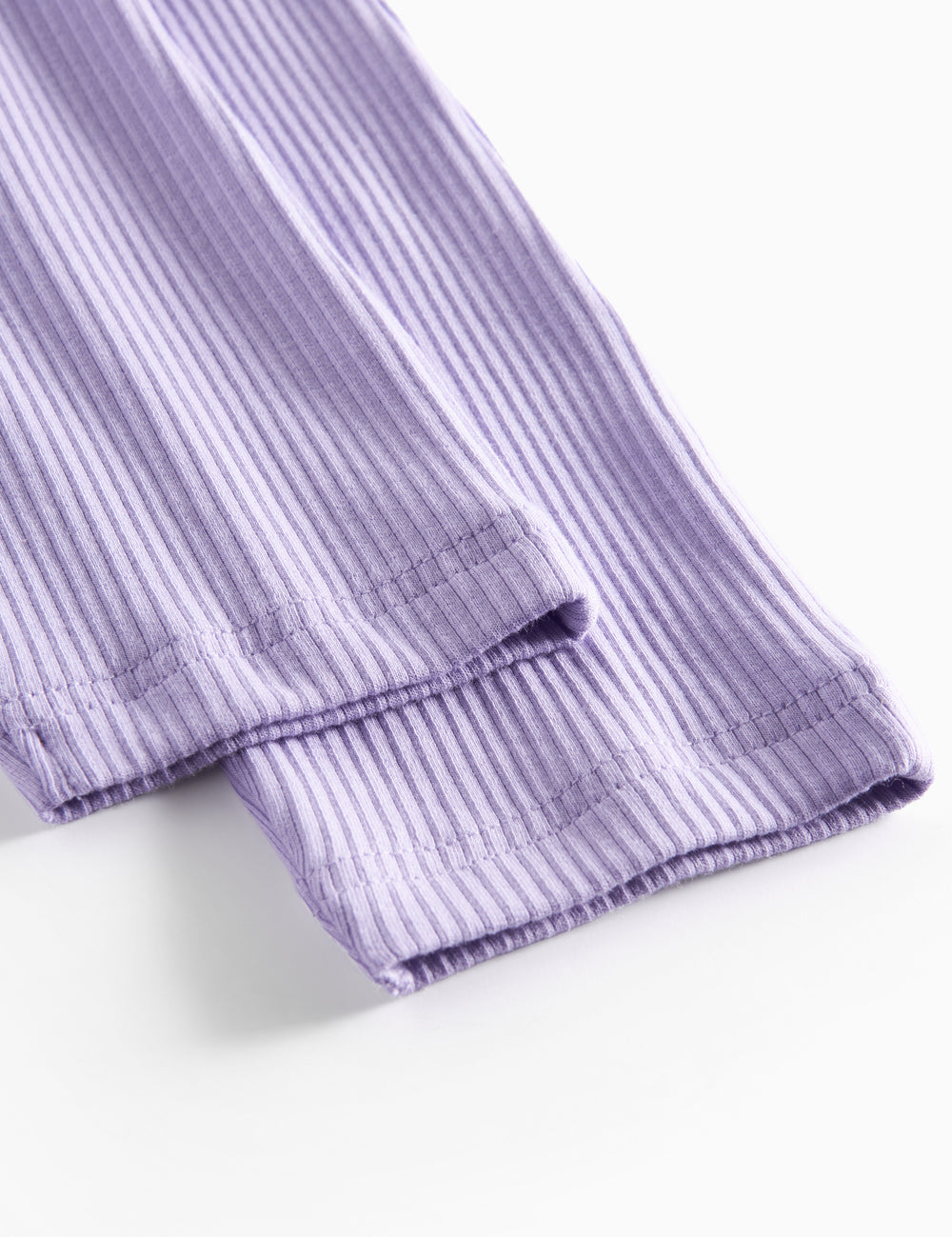 Lilla ribstrikkede babybukser med elastisk talje og snor