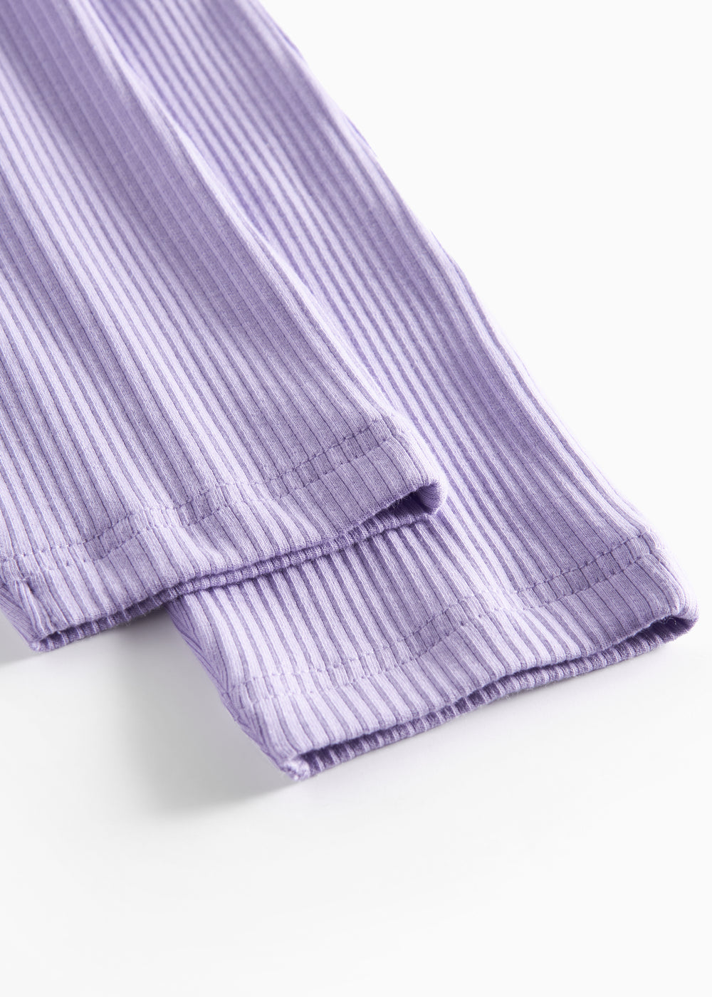 Lilla ribstrikkede babybukser med elastisk talje og snor