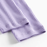 Lilla ribstrikkede babybukser med elastisk talje og snor