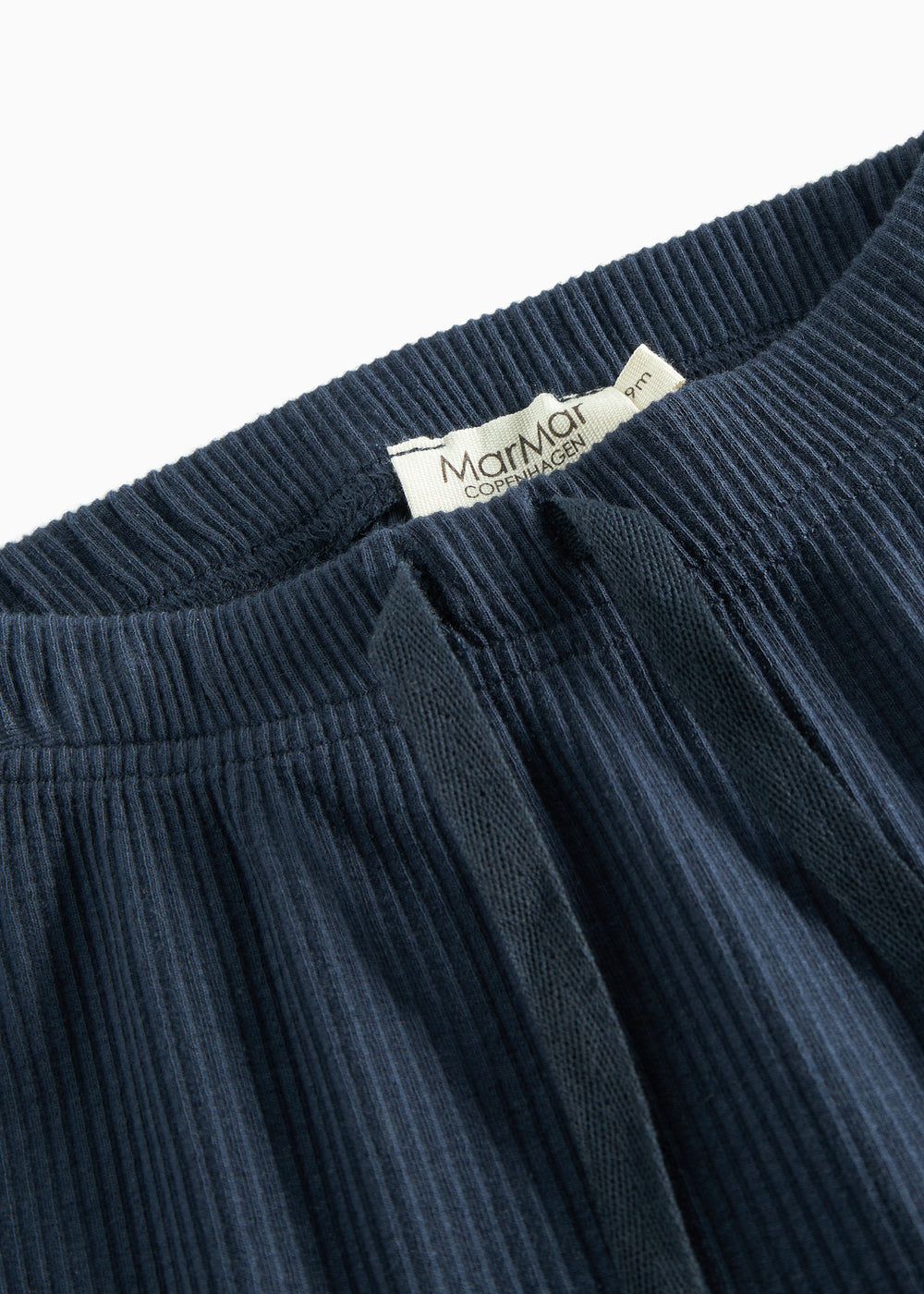 Blå ribstrikkede babybukser med elastisk talje og snor