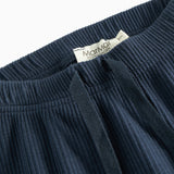 Blå ribstrikkede babybukser med elastisk talje og snor