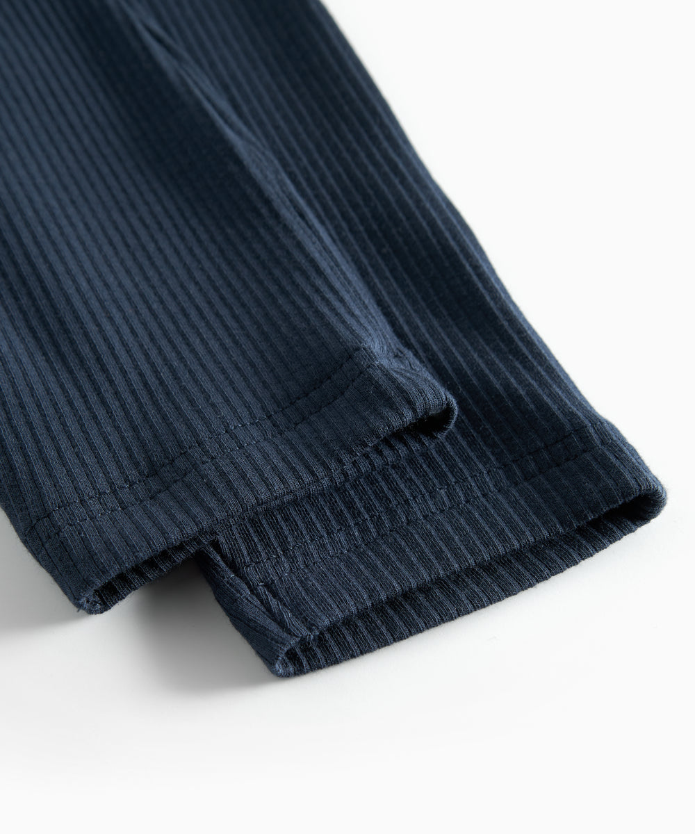 Blå ribstrikkede babybukser med elastisk talje og snor