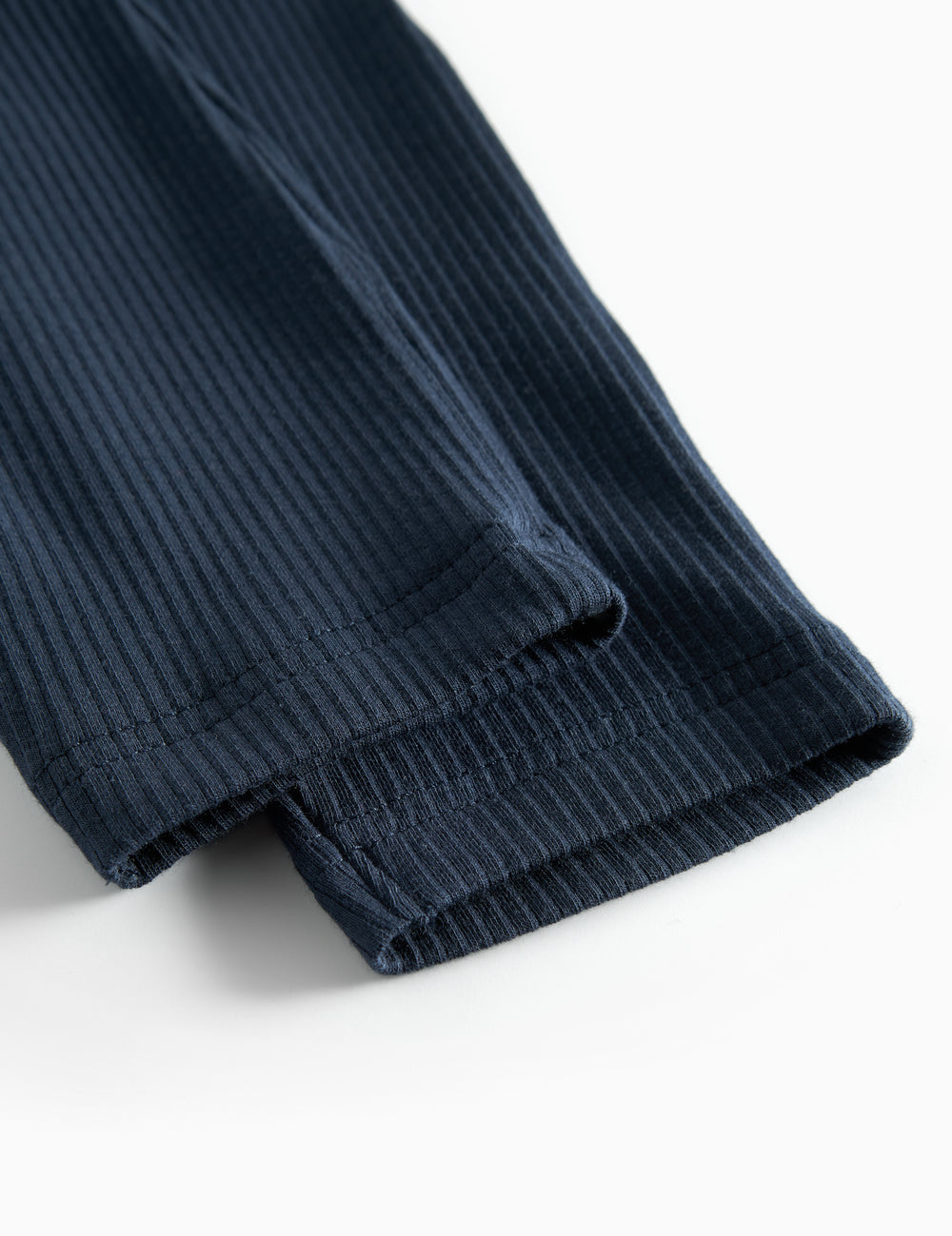 Blå ribstrikkede babybukser med elastisk talje og snor