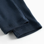 Blå ribstrikkede babybukser med elastisk talje og snor