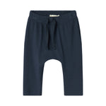 Blå ribstrikkede babybukser med elastisk talje og snor