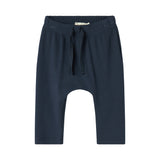 Blå ribstrikkede babybukser med elastisk talje og snor