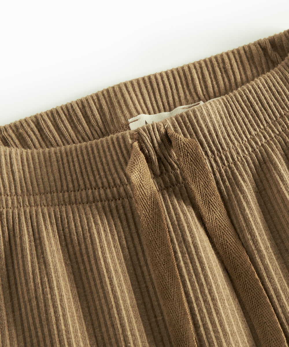 Brune ribstrikkede babybukser med elastisk talje og snor