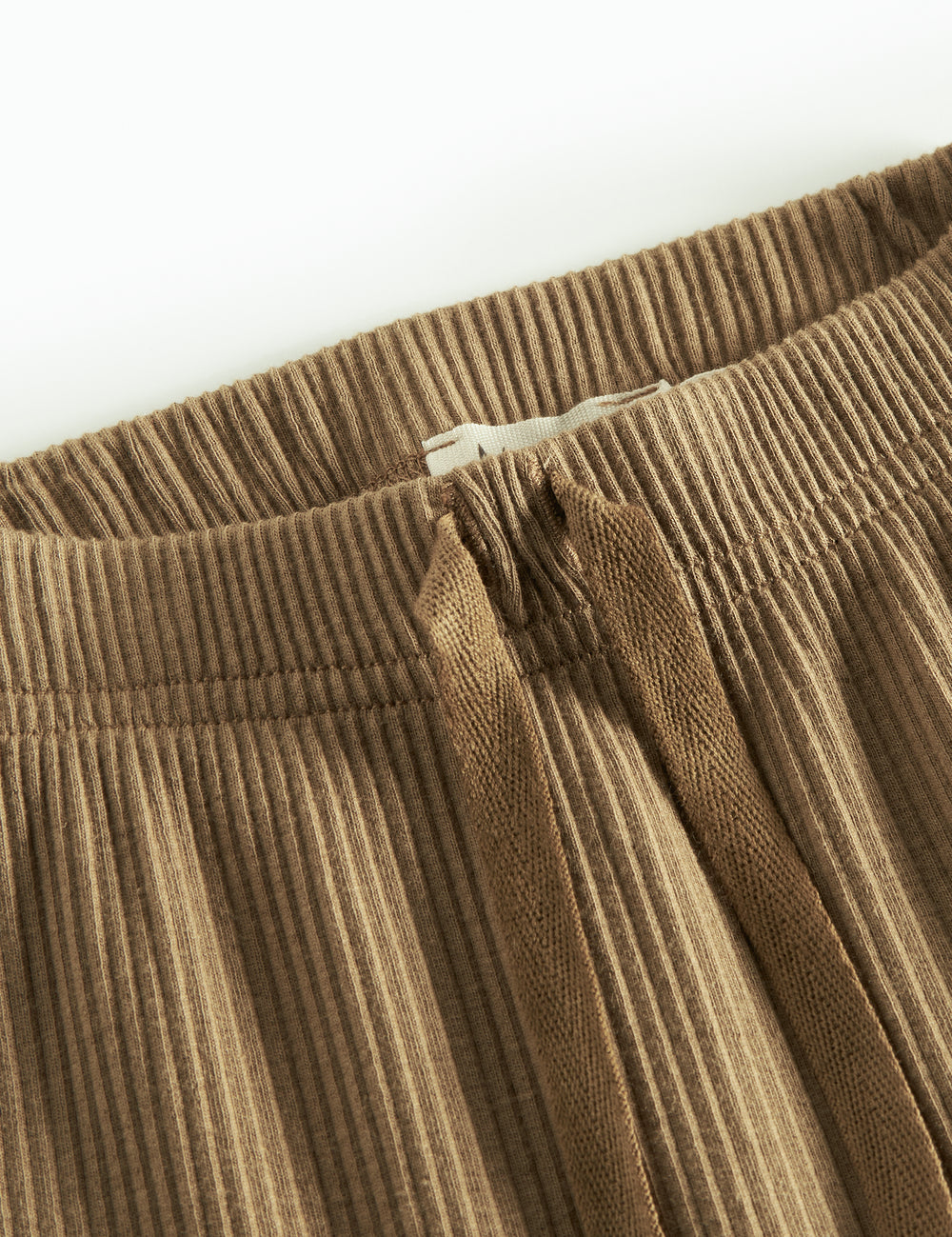 Brune ribstrikkede babybukser med elastisk talje og snor