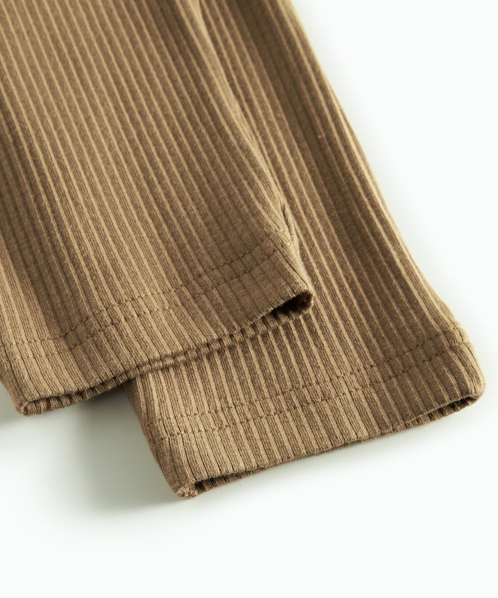 Brune ribstrikkede babybukser med elastisk talje og snor