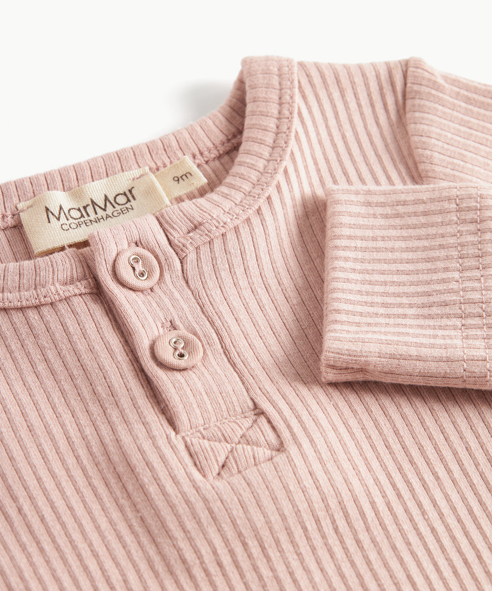 Ribbstrikket lyserød heldragt til baby i blødt materiale med lange ærmer, lange ben og knapper
