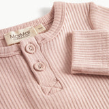 Ribbstrikket lyserød heldragt til baby i blødt materiale med lange ærmer, lange ben og knapper