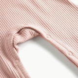 Ribbstrikket lyserød heldragt til baby i blødt materiale med lange ærmer, lange ben og knapper