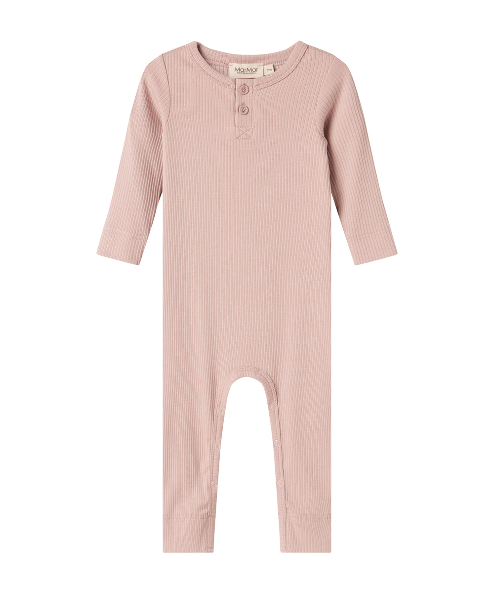 Ribbstrikket lyserød heldragt til baby i blødt materiale med lange ærmer, lange ben og knapper