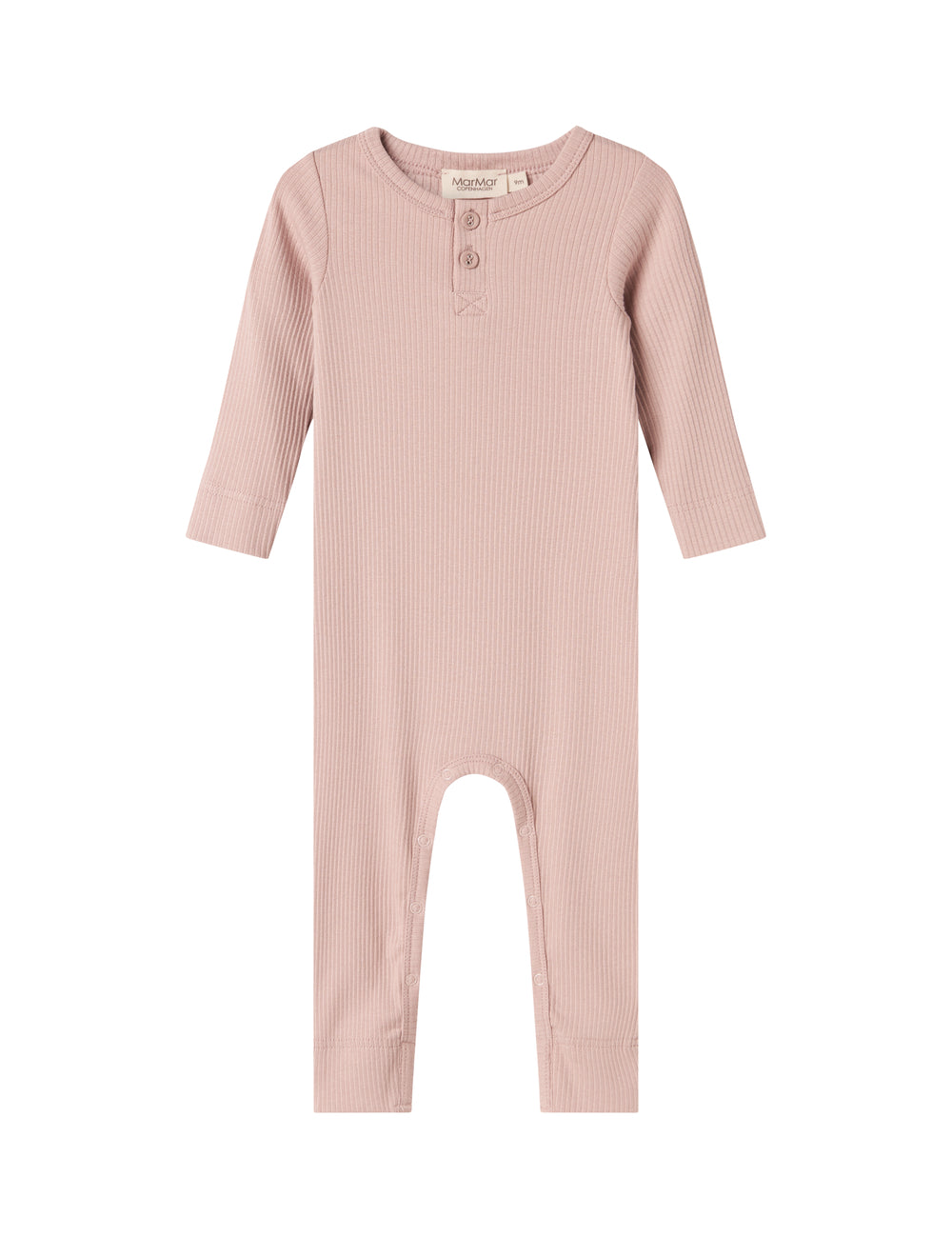 Ribbstrikket lyserød holdragt til baby i blødt materiale med lange ærmer, lange ben og knapper.