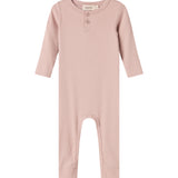 Ribbstrikket lyserød heldragt til baby i blødt materiale med lange ærmer, lange ben og knapper