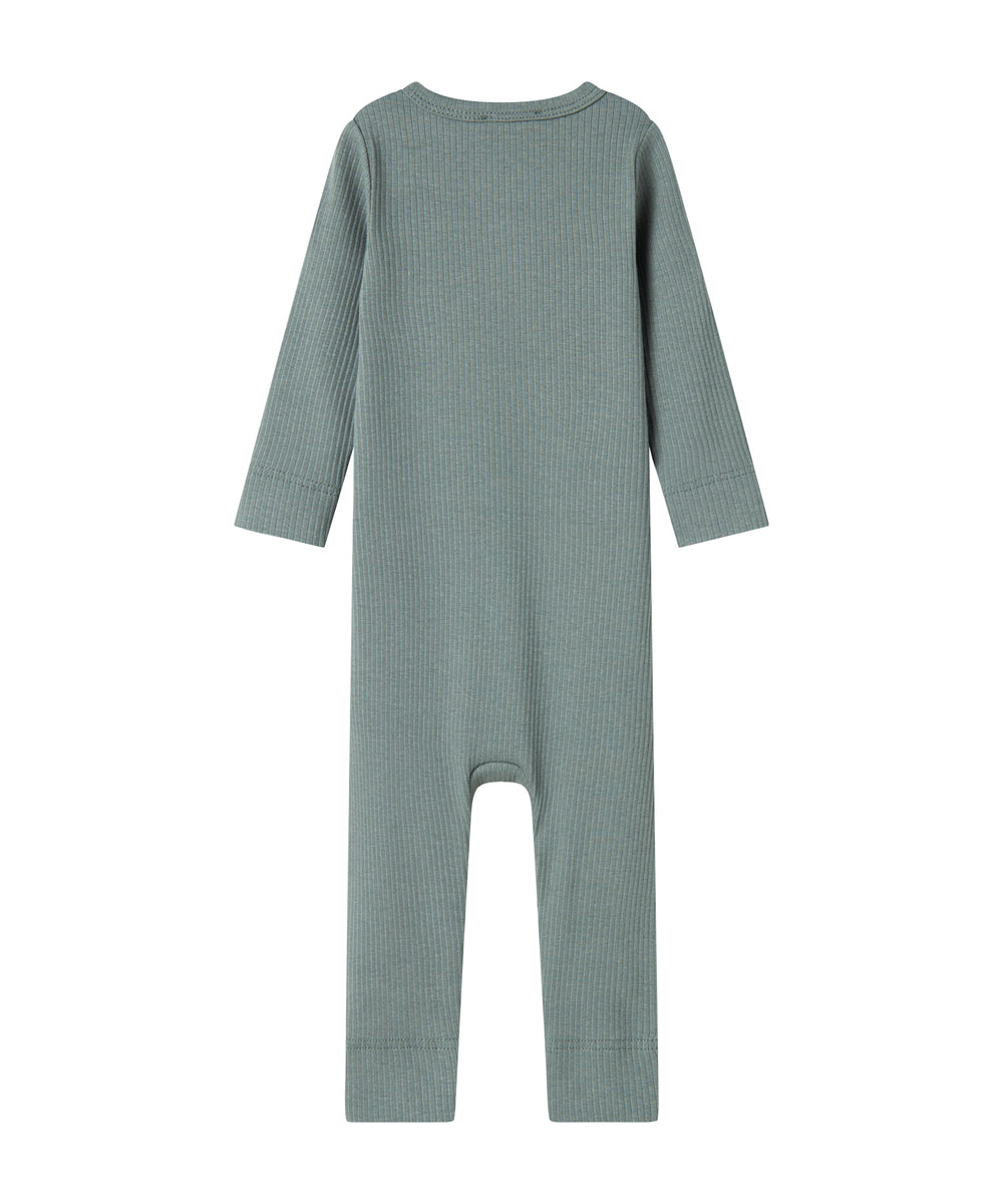 Grøn ribstrikket heldragt med lange ærmer og ben og knapper til baby
